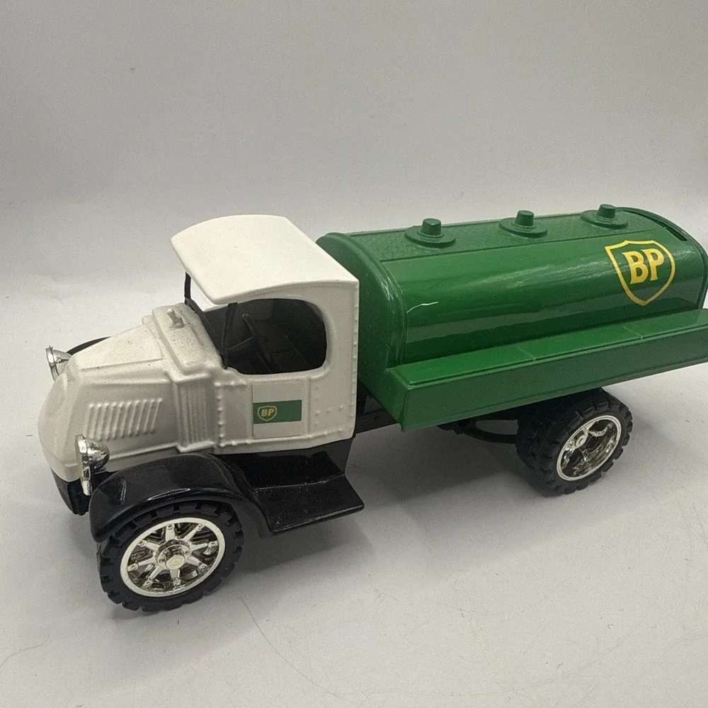 BP 1995 USA Mack Bulldog Tanker Bank Locking Coin Bank American Classic